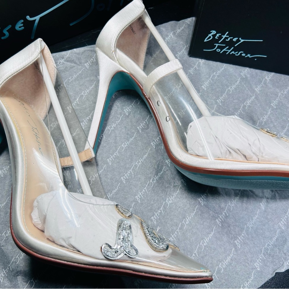Betsey Johnson Demi "I Do" White Bridal Pumps Women's Size 8 New in Box